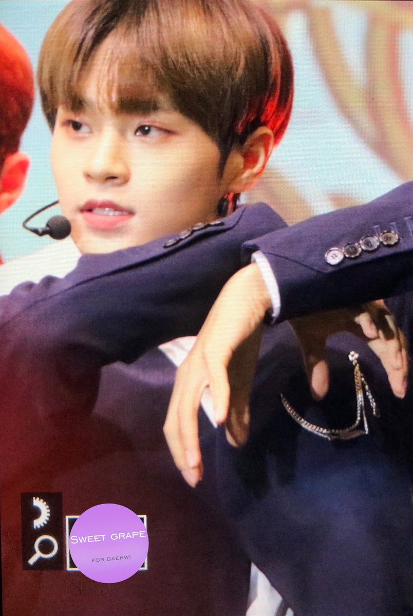 sweetgrape_0129's tweet photo. 181021 한류드림기분콘서트
#이대휘 #대휘 #DAEHWI #워너원 #WANNAONE https://t.co/vIBM9Ugl85