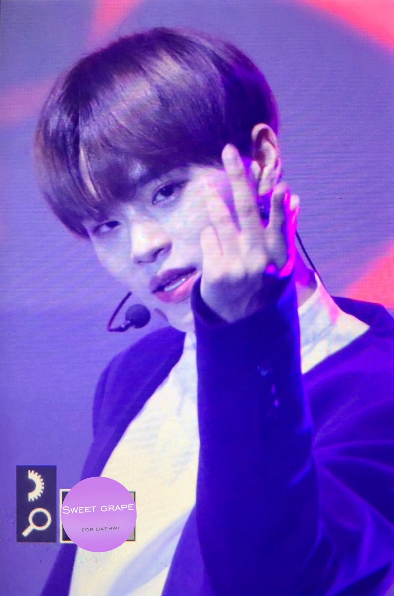 sweetgrape_0129's tweet photo. 181021 한류드림기분콘서트
#이대휘 #대휘 #DAEHWI #워너원 #WANNAONE https://t.co/vIBM9Ugl85