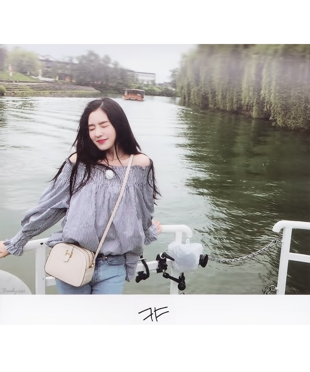 baebyi329's tweet photo. [Scan] SELFIE BOOK - #RedVelvet  Lovely Days in Slovenia #IRENE #아이린 https://t.co/vLBuDYBg50