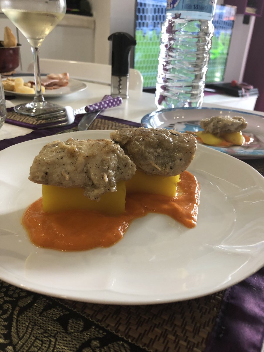 ilaria_zaminga's tweet photo. Involtini di pollo e patate allo zafferano su crema di peperoni #glutenfree #bontá #imenudigiallozafferano #scabin https://t.co/upNrqsFfAh