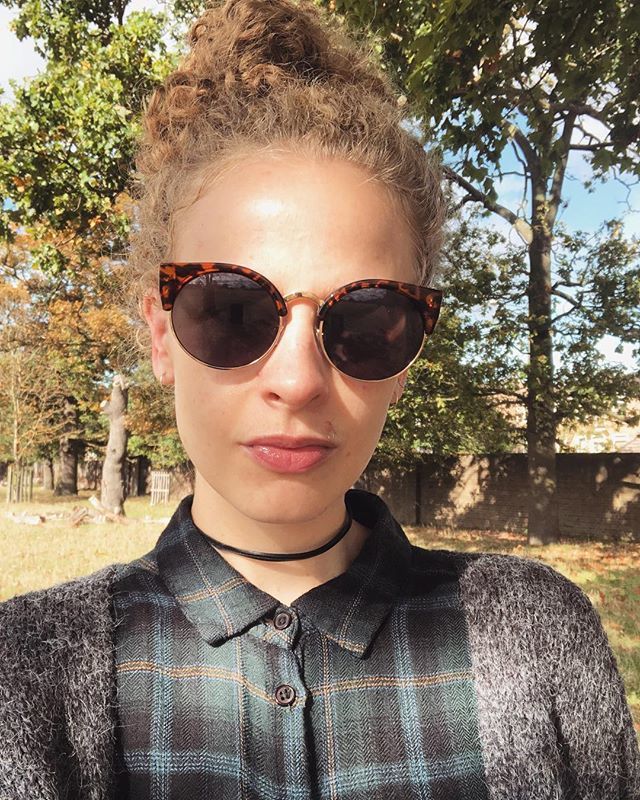 It’s fluffy cardigan and sunglasses weather 😎 🍂

#thatautumnmagic #thisautumnlife #fallfashion2018 #amomentofwhimsy #theeverydaygirl #slowsunday #slowsundayclub #autumnfashion #theblogloop #myunicornlife #goldenhourlight #selfielove #shinyhappyblogge… ift.tt/2S1O15c