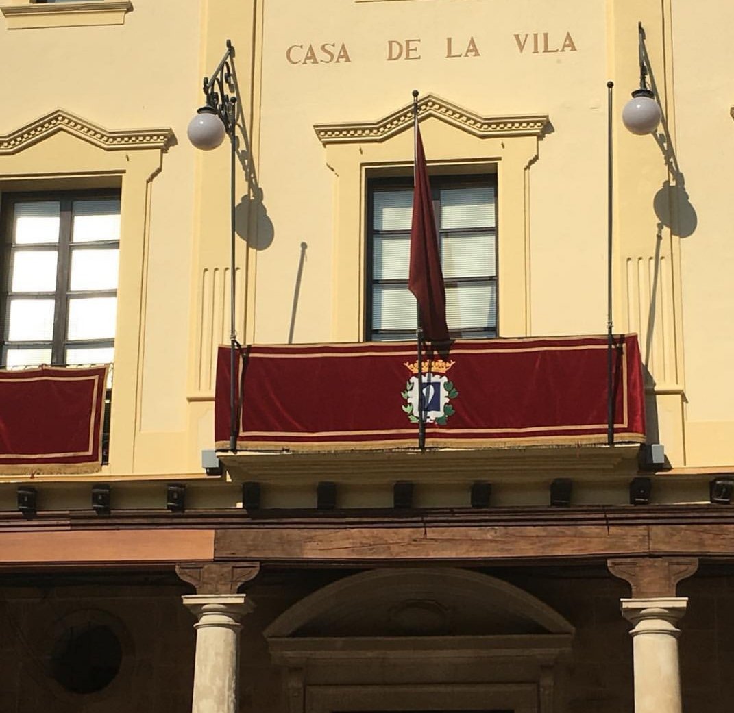 CgJaume's tweet photo. Per la Festa Major la senyera al balcó, ahhh no! https://t.co/InxSjJGWbo