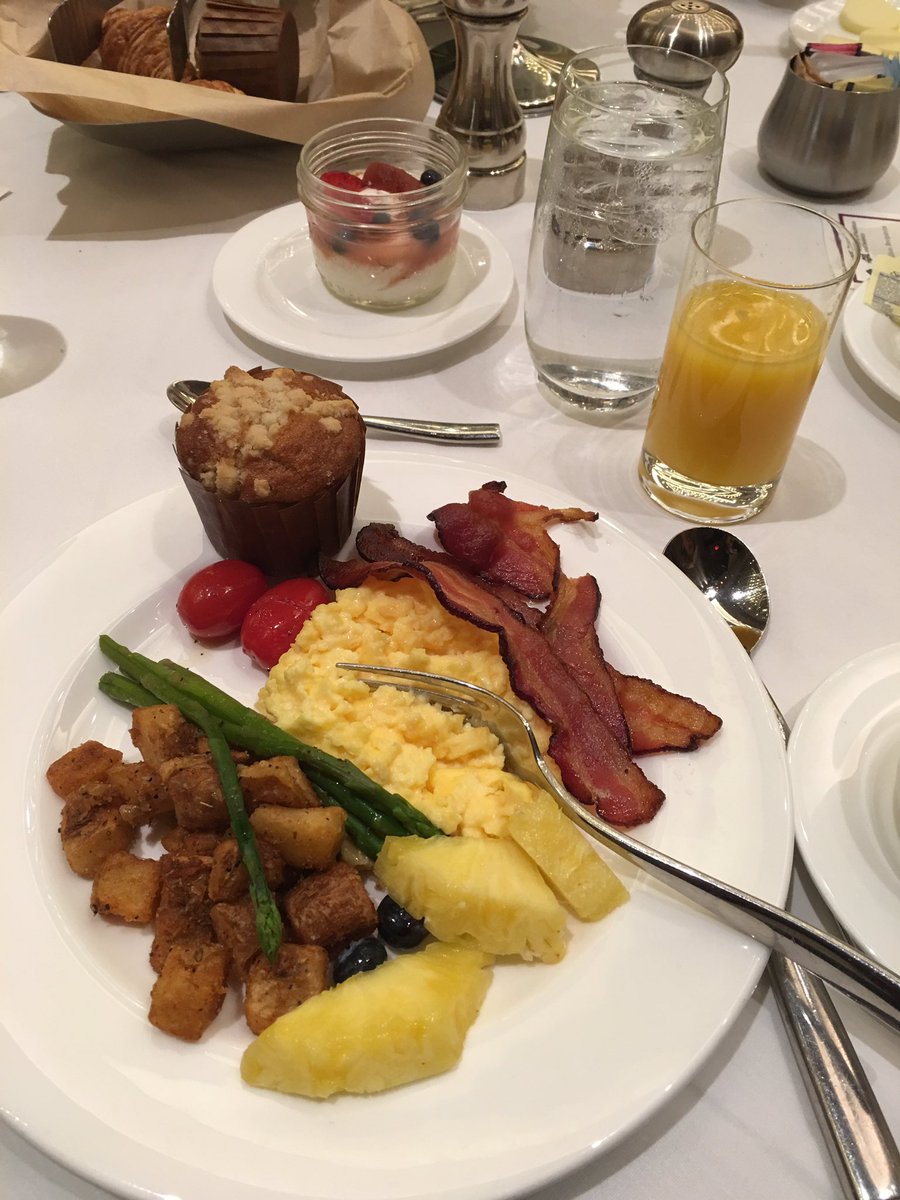 KS_Dietitians's tweet photo. @KS_Dietitians president Jennifer Morris is Privileged to represent #KSAND in a “room of GIANTS!” #FNCE Medallion Recipient Breakfast
#RDs do veggies at breakfast. https://t.co/9GIopEfk0u