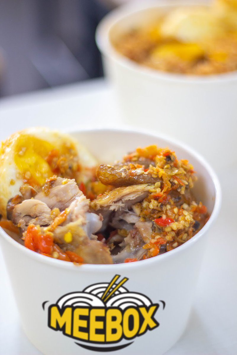 meebox_id's tweet photo. Kekuatan pedas membaranya Nasi Ayam Goreng Penyet bakal membakar api semangat kamu untuk menyambut hari Senin! Seporsi nasi hangat, ayam goreng, telur goreng dan sambal khas ala Meebox dijamin bikin perut kenyang! 😉

#meeboxid #food #kulinerhemat #kulinerpedas #ayampenyet https://t.co/JdOLO3uX0y