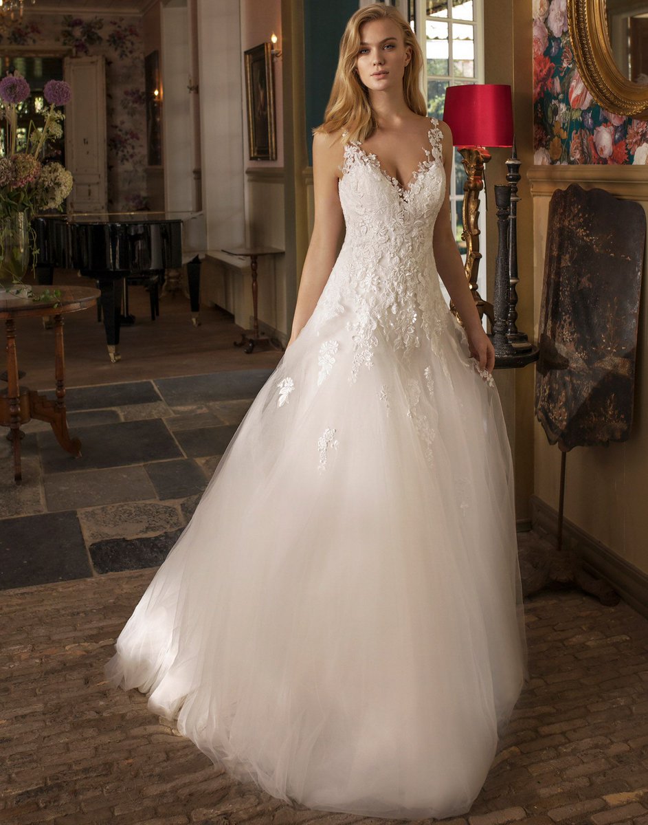 Bridal_Falkirk's tweet image. We are mega excited for our #newcollections to be delivered in the New Year! This &apos;Dora&apos; gown by #ModecaBridal is simply gorrrrgeous! Appointments for January are already filling up fast so make sure you book to be one of the first to see and try on the #2019 collections! Xx