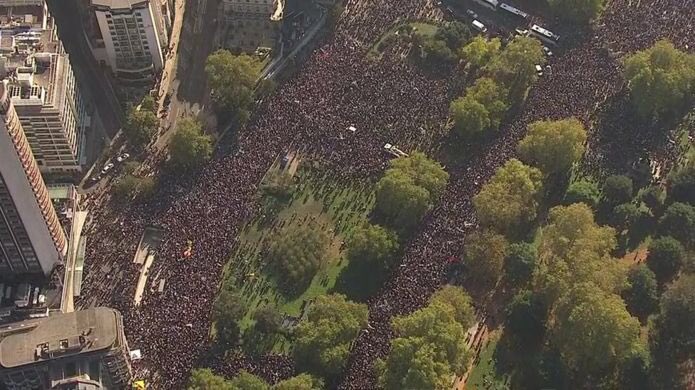 Leonardobecchet's tweet photo. Il Regno Unito ci ripensa e vuole svegliarsi dall’incubo  Brexit 2 Il ritorno https://t.co/31HFIoqru6