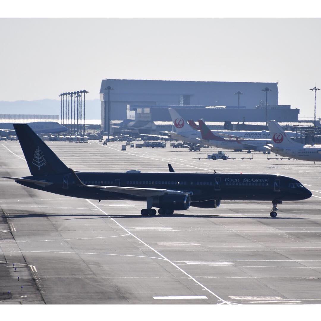 skyview_KIX's tweet photo. 今日も #関空展望ホール は快晴です☀️
アンカレッジからやって来たこちらの真っ黒な飛行機は #フォーシーズンズホテルズアンドリゾーツ の #世界一周旅行 のものです✈️

展望ホールのキャラクター、#ブービィ も遊びに来ました😊

#fourseasonshotelsandresorts 
#gtcsx 
#tagaviation 
#b7572k2 https://t.co/WBsLyLsRQj