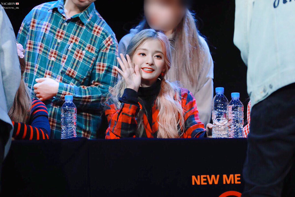 nacaronng's tweet photo. 181014 팬싸인회 
@realfromis_9 #FROMIS_9 #LEENAGYUNG #NAGYUNG #이나경 #나경 
Please do not crop logo🚫 https://t.co/yGE5k4ZfNy