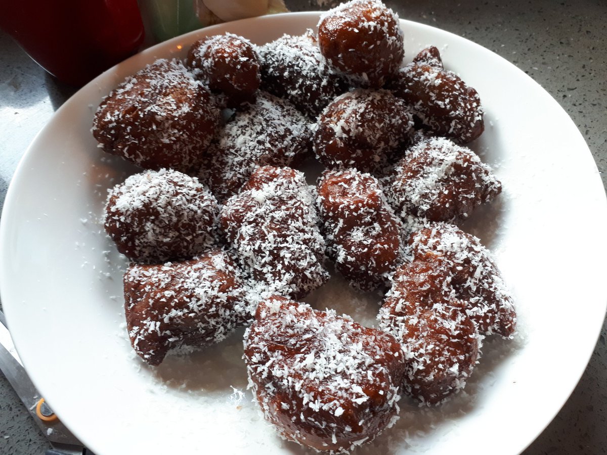 RobinAdamsZA's tweet photo. WHAT A TREAT!
The Princess has prepared Cape Town koeksisters in Istanbul.
AMAZE BALLS! #GetInMyBelly #TasteOfHome #VerdalaWhatYouMust #TurkeyStateOfMind @JustVee1710 https://t.co/Mta4rToX7R