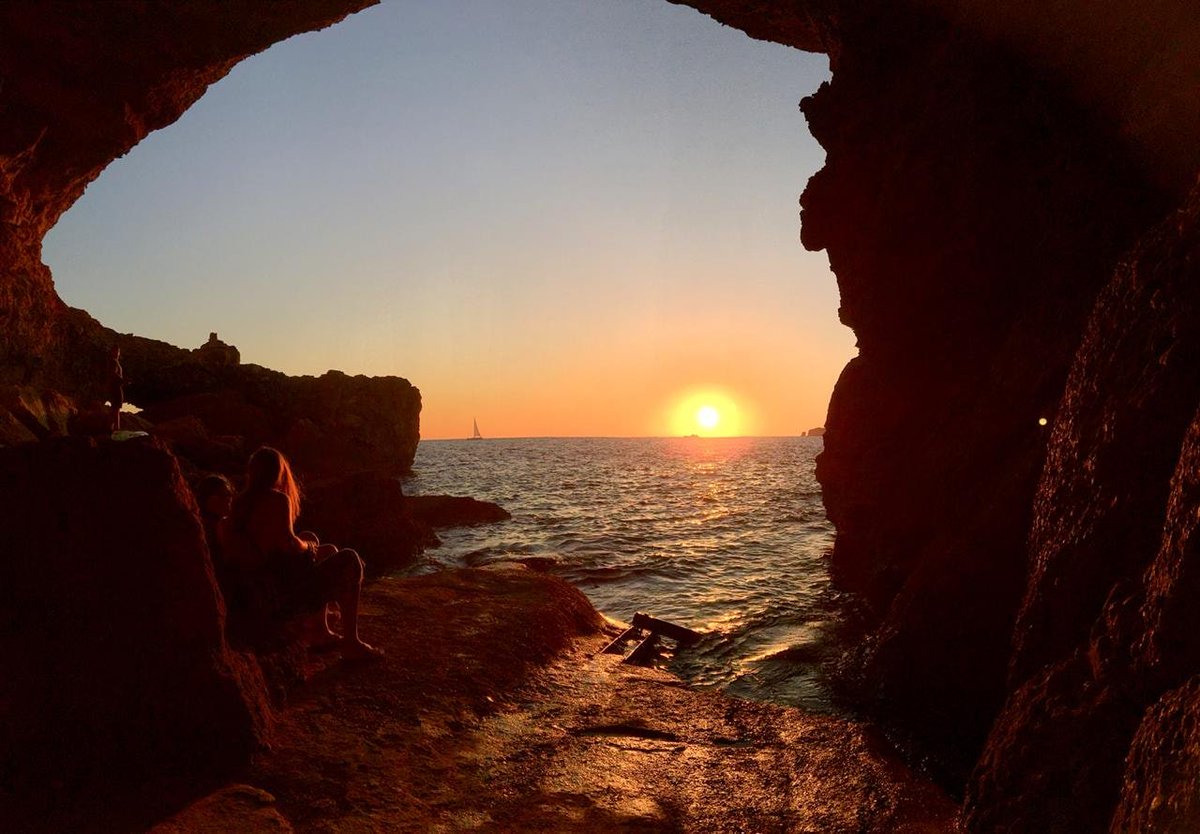 End of season settings 😍
#magic #paradise #ibiza #thebestplaceintheworld #instatravel #bucketlist #ibiza2018 #pure #energy #dontdream #letsgoibiza #ibizadreaming #ibizablues #tagafriend #cave #sunset