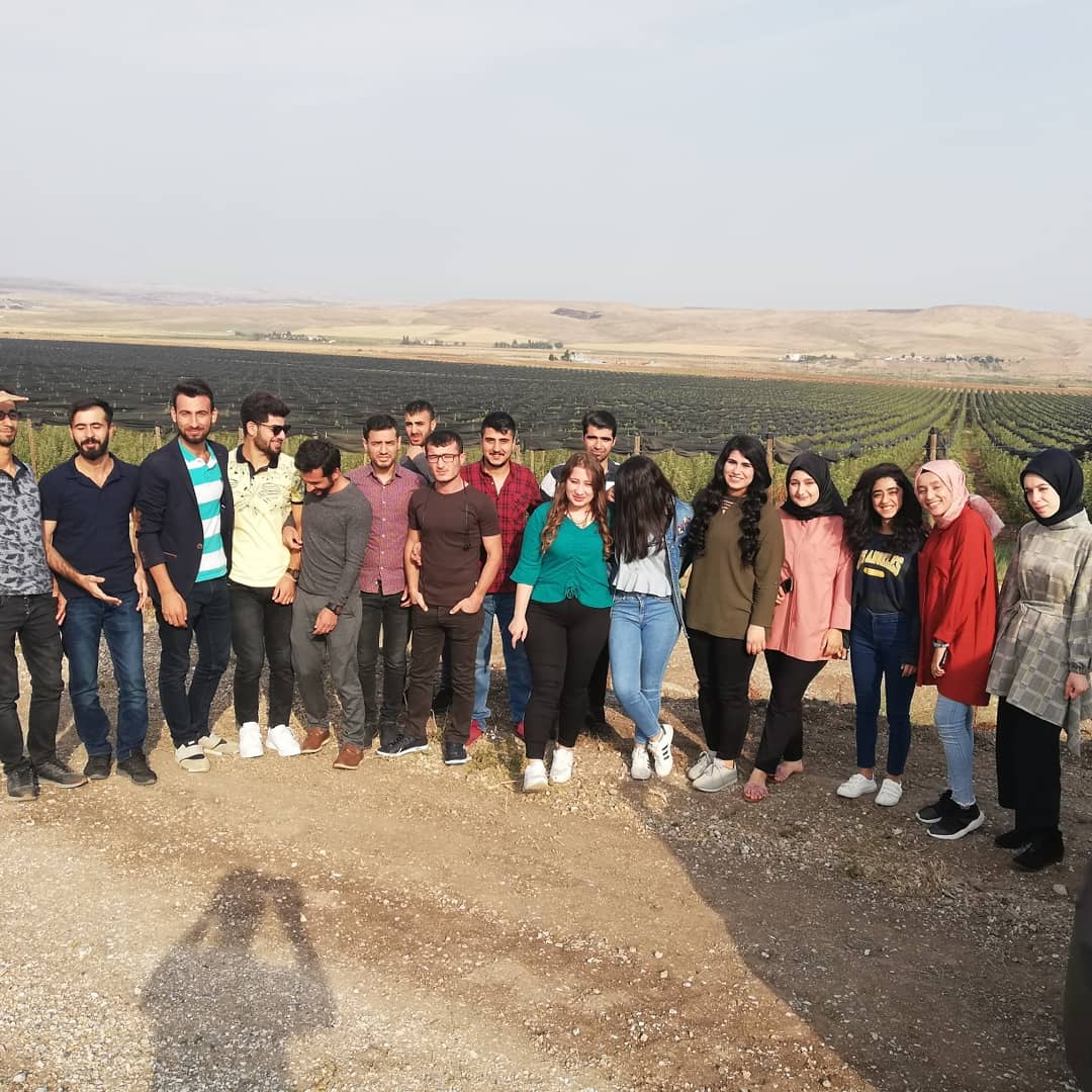 YASAT56's tweet photo. Yaşam İçin Tarım Topluluğu (YAŞAT) olarak Siirtin Kurttalan ilçesinin Yunuslar Köyünde elma ve fıstık bahçelerini inceledik. Bu güzel günümüzde emeği geçen başta topluluk danışmanımız DR. Fatih ÇIĞ hocamıza ve tüm birimlere topluluk olarak şükranlarımızı sunuyoruz. https://t.co/EsKHxmeczd