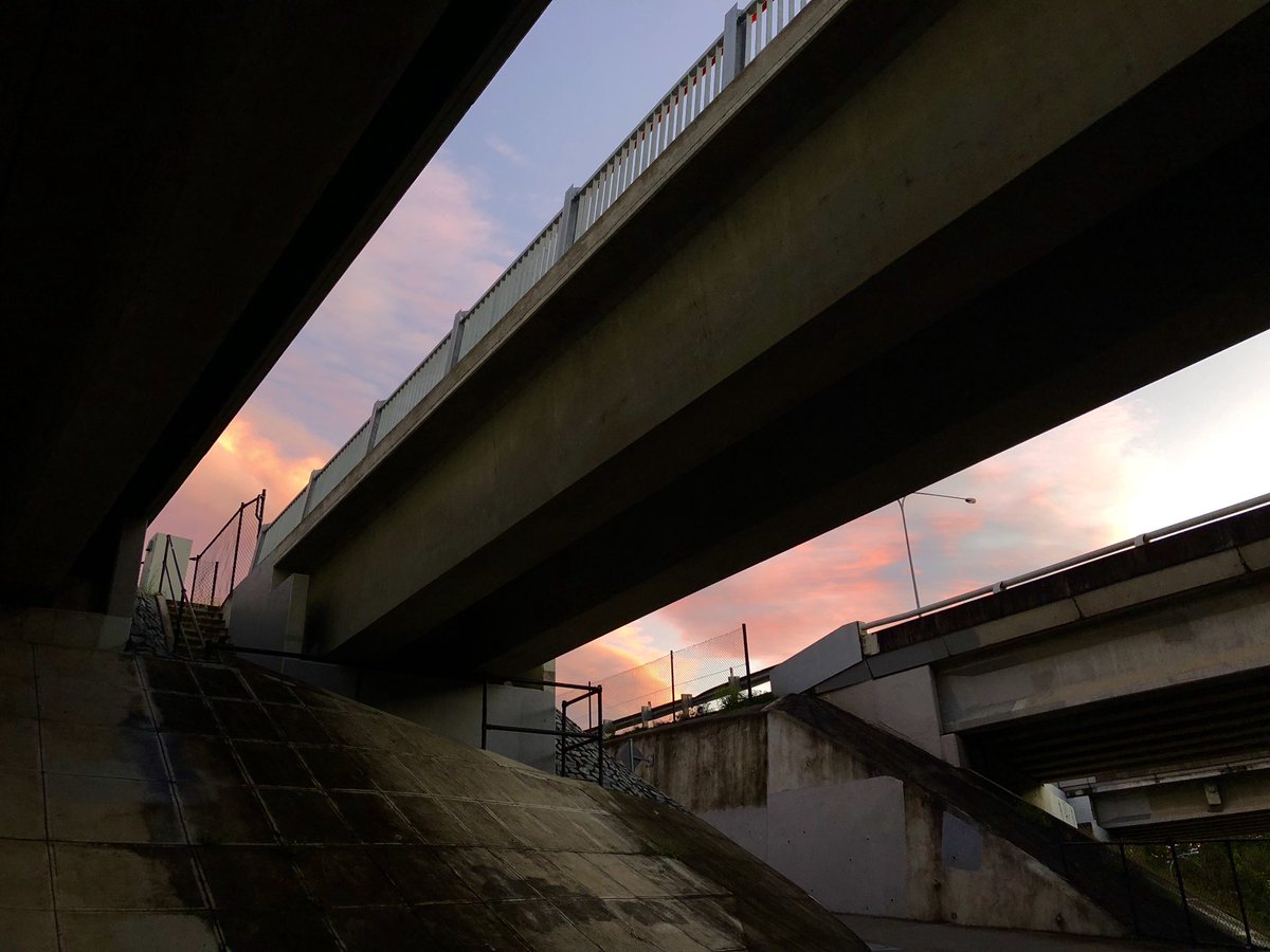 kayathiea's tweet photo. awesome sunset viewed from under the #m3 motorway #brisstorm https://t.co/ETJqmvoGmg