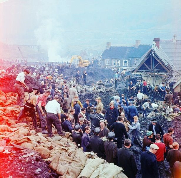 SeneddL's tweet photo. Cofiwn heddiw trychineb Aberfan. Aeth y plant i’r ysgol y diwrnod hwnna a byth dychwelyd adref. #cofiwnaberfan https://t.co/7MQrqUNiyT