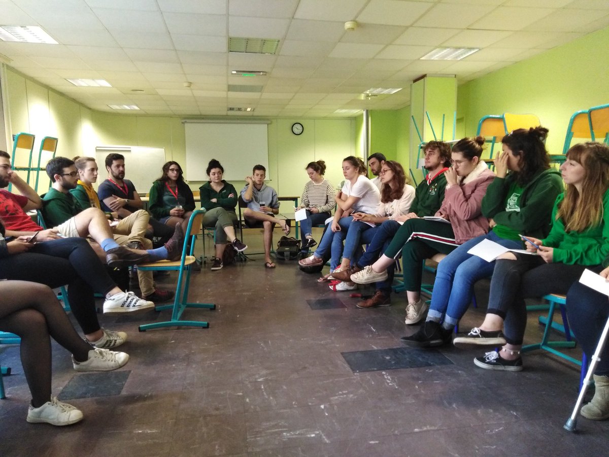 Alice_Boullaud's tweet photo. Début de la passation entre le BN17-18 et le nouveau BN18-19 de l'@UNAEE au #CongrèsUNAEE2018 à Bordeaux ! Félicitation à eux pour leur élection ! #Ergother_happy https://t.co/ATTbZlz4vy