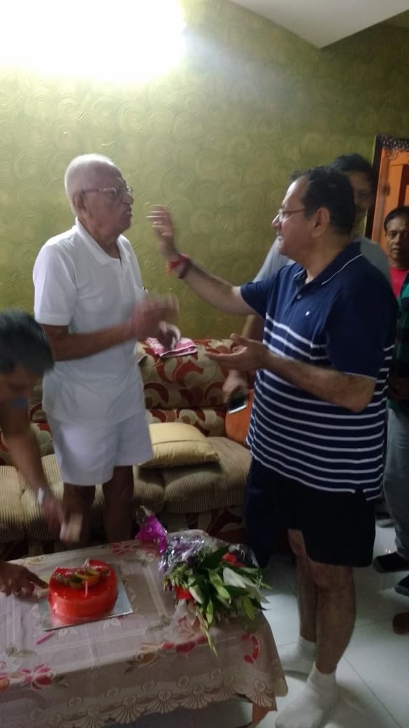 Yogeshsagar09's tweet photo. Celebrating 85th birthday of Rasikbhai who is nonstop walker since last more than 35yrs at Aarey colony he called at least 50 morning wake up calls to daily walkers wish u very healthy long live Rasikbhai , you are ever happy #Malad #Aarey #walkersclub https://t.co/PsbGcAcTKW