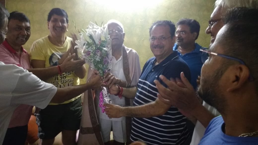 Yogeshsagar09's tweet photo. Celebrating 85th birthday of Rasikbhai who is nonstop walker since last more than 35yrs at Aarey colony he called at least 50 morning wake up calls to daily walkers wish u very healthy long live Rasikbhai , you are ever happy #Malad #Aarey #walkersclub https://t.co/PsbGcAcTKW
