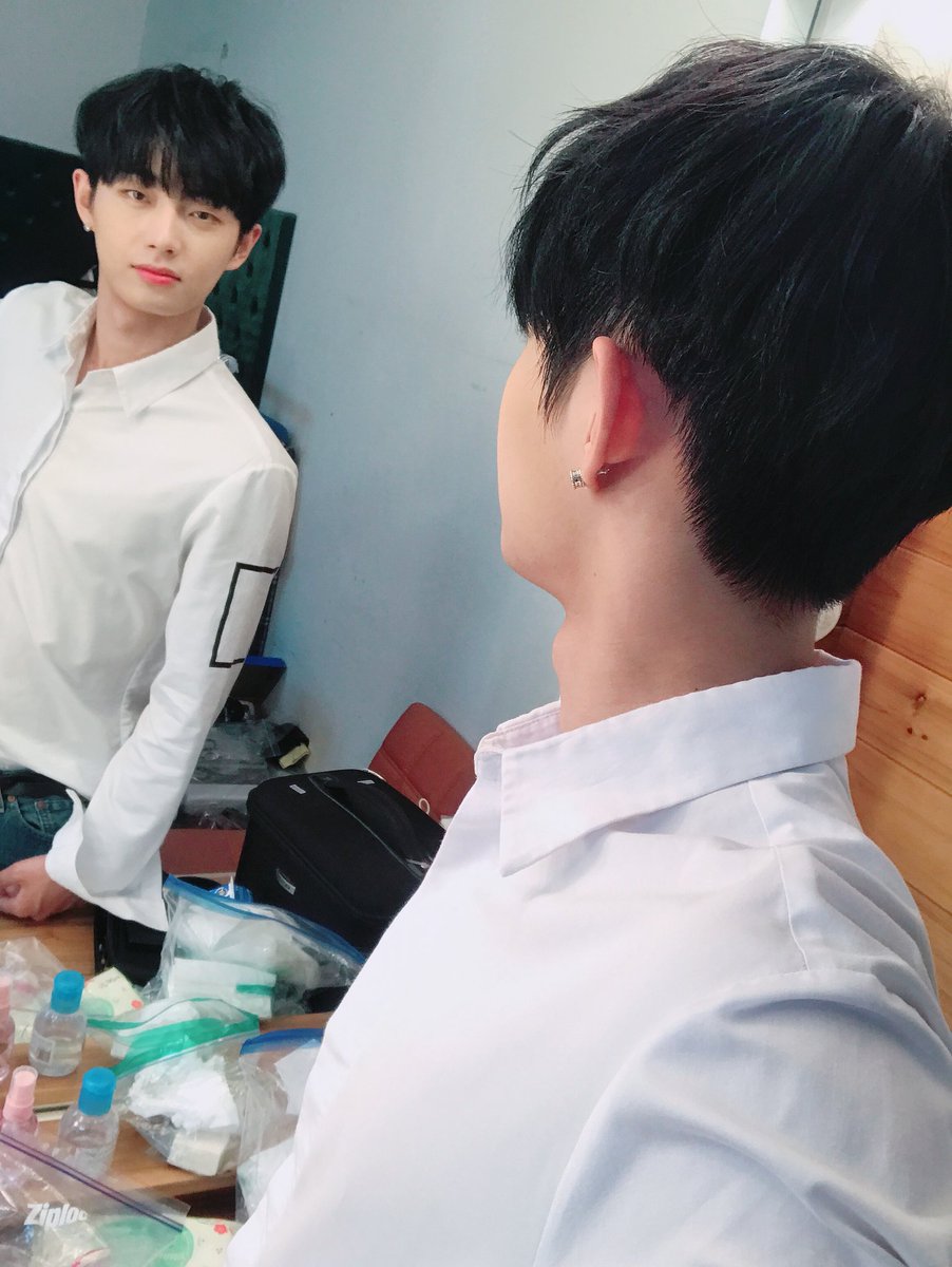 LONGGUOofficial's tweet photo. [#김용국] 거울셀카📷 https://t.co/s8htDxdKAc
