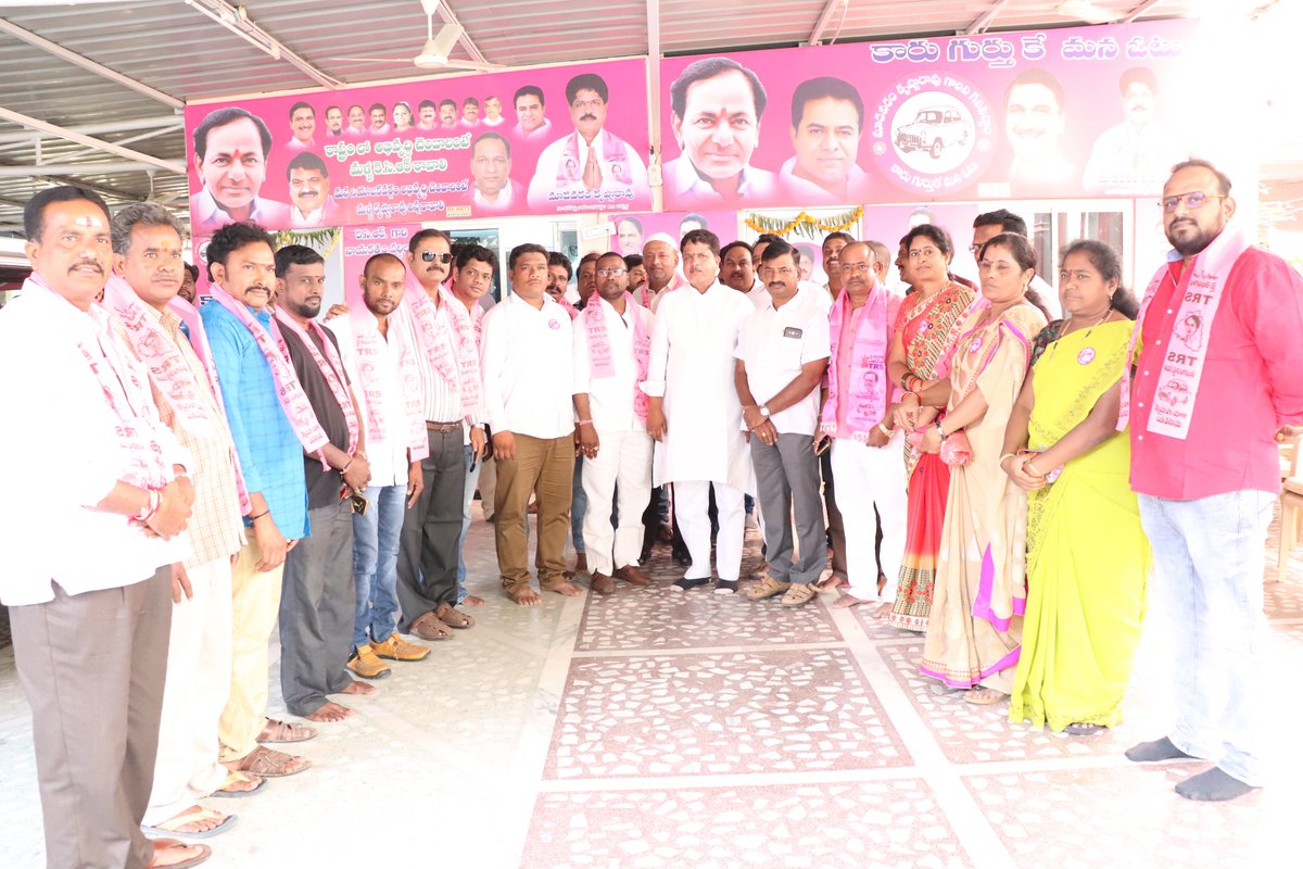vinaybakki1's tweet photo. కె.పి.హెచ్.బి డివిజన్ వై.ఆర్.సి.పి కన్వీనర్ అంకాల రాజు మరియు పలువురు నాయుకులు కార్యకర్తలు ఈరోజు కూకట్పల్లి కార్యాలయంలో టీ.ఆర్.ఎస్ పార్టీ చేరారు.
#TelanganaElections2018 #TelanganaWithKCR https://t.co/CYMPbMUPKt