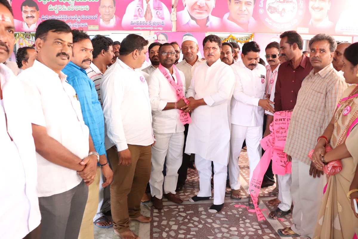 vinaybakki1's tweet photo. కె.పి.హెచ్.బి డివిజన్ వై.ఆర్.సి.పి కన్వీనర్ అంకాల రాజు మరియు పలువురు నాయుకులు కార్యకర్తలు ఈరోజు కూకట్పల్లి కార్యాలయంలో టీ.ఆర్.ఎస్ పార్టీ చేరారు.
#TelanganaElections2018 #TelanganaWithKCR https://t.co/CYMPbMUPKt