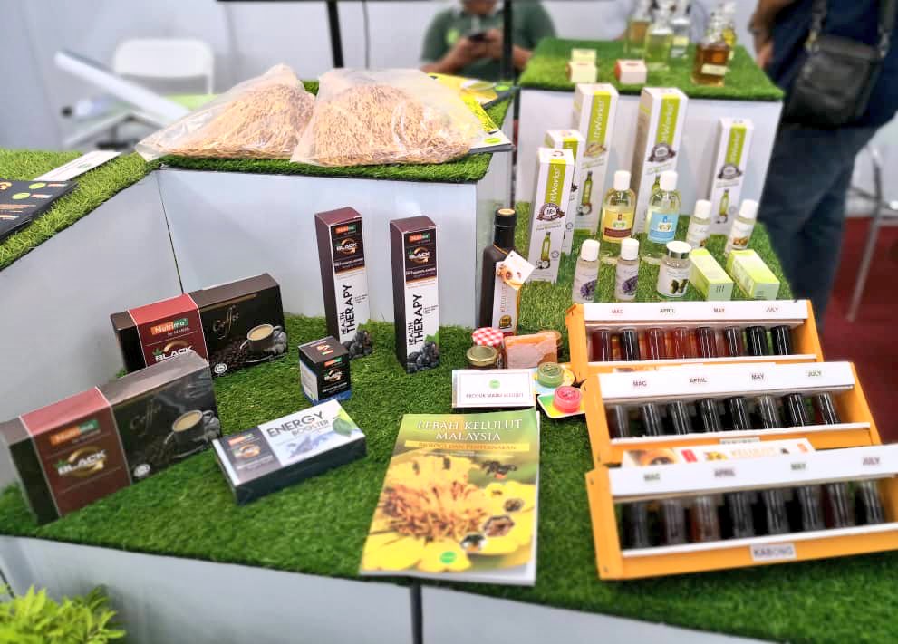 MARDIKuching's tweet photo. Boh lupak ngabas booth MARDI di #SarawakAgroFest 20-28 Oktober 10am-10pm di Penview Convention Centre, Demak, Kuching okay! Ada macam-macam teknologi dipamer di sitok. Rugi sik datang! #betterMARDI

@mardimalaysia
@SAgrofest https://t.co/BGLjNAZDi5