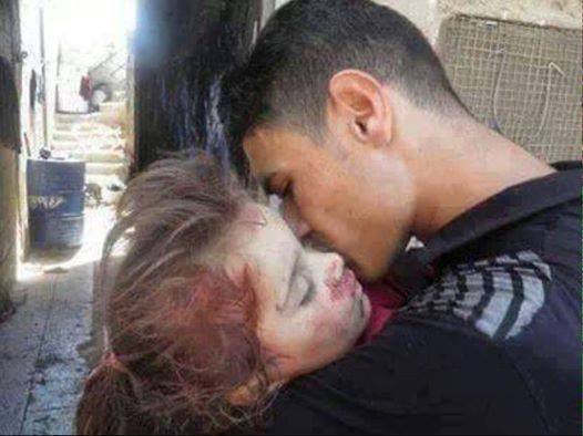 #قول_كلمتك
قبلة الحي للميت هي
أصدق أنواع القبلات
ولكن لاحياة لمن تنادي
ولا فائدة للأصوات
عن أمة أهلها نيام
وكل حكامها أموات
عن شام ويمن باعوه
ببخس من الدولارات
وقتل شعوبهم ف كل مكان
ثم صلوا في محرابهم
والدم قد لطـخ الراحات
يسألون الله الجنة
ومنذ متى للشيطان جنات
#قروب_عشاق_فلسطين