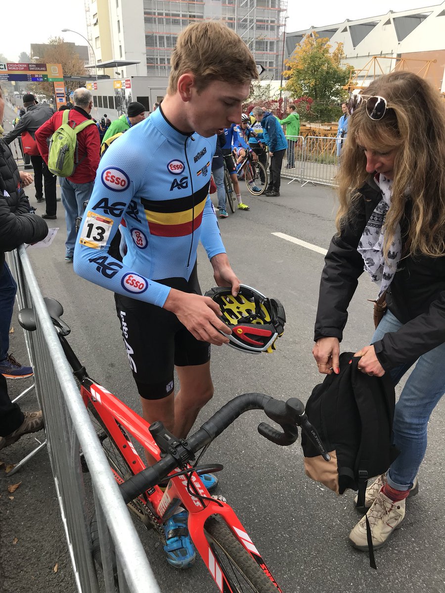 IKO_Beobank's tweet photo. 📢 De wereldbeker in Bern🇨🇭 is er eentje om snel te vergeten voor onze junioren. Wout Vervoort werd zeventiende na een slechte start, @ryancortjens reed een dijk van een wedstrijd maar kwam door een gebroken schoen niet verder dan een 25e plaats! 😒 #IKOBeobank #IKOPushingLimits https://t.co/mcK6vvamcP