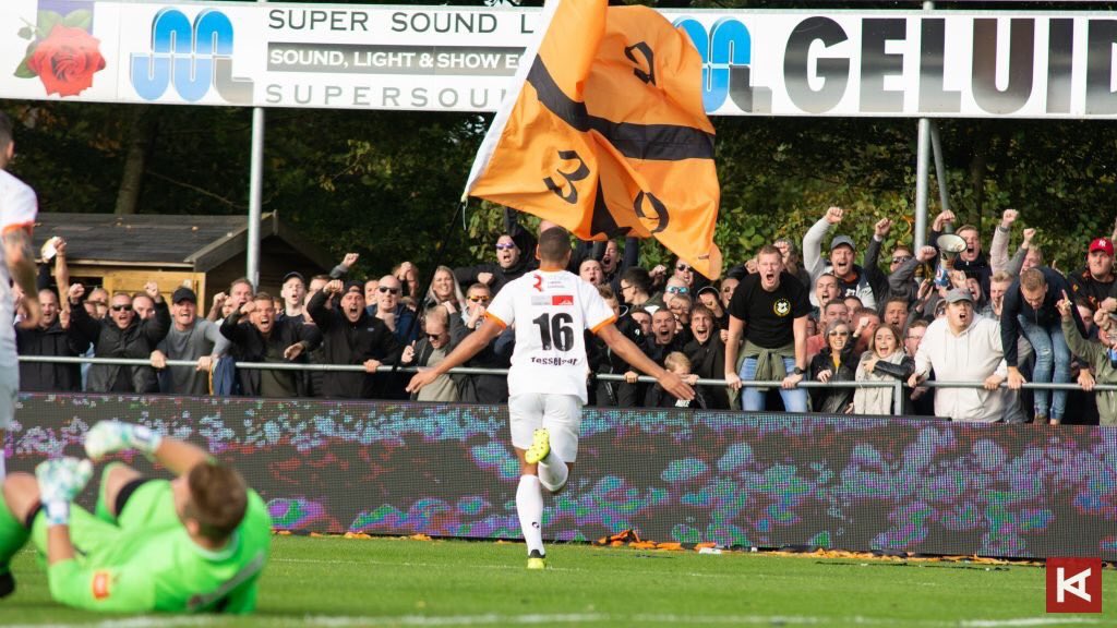 Jan_WT's tweet photo. Heerlijk om jarig te zijn na het winnen van een prachtige derby! Dit heb ik nog nooit meegemaakt, wat een support!🧡🖤 #samensterk #forzakatwijk #VVKatwijk https://t.co/MmHLv01Kn1