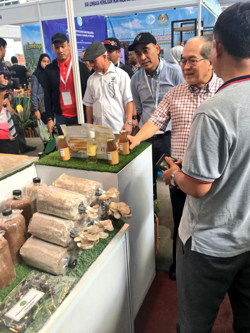 MARDIKuching's tweet photo. Thank you to our YB Deputy Chief Minister Datuk Amar @uggahembas for visiting our booth today

@SAgrofest 
#betterMARDI
#SarawakAgroFest https://t.co/ZBz8yCodvw
