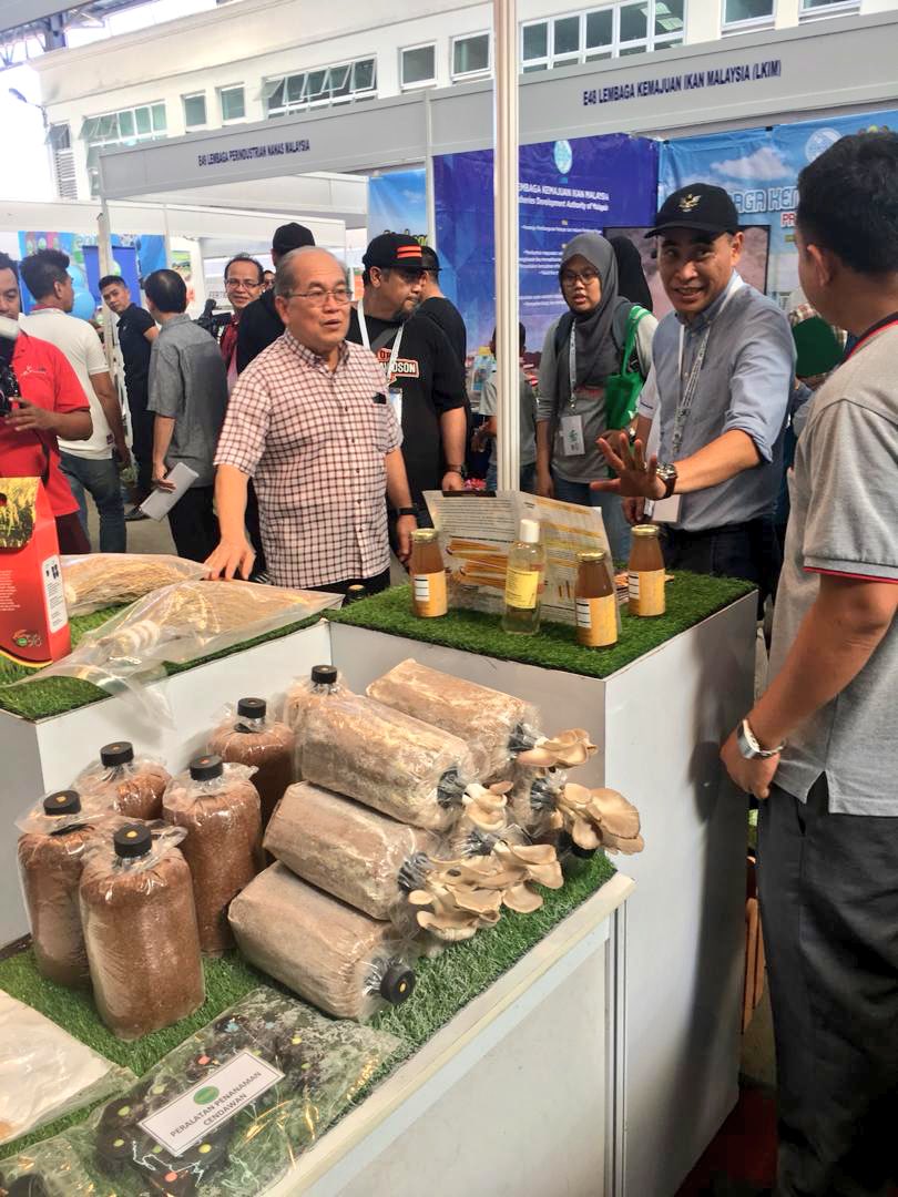 MARDIKuching's tweet photo. Thank you to our YB Deputy Chief Minister Datuk Amar @uggahembas for visiting our booth today

@SAgrofest 
#betterMARDI
#SarawakAgroFest https://t.co/ZBz8yCodvw