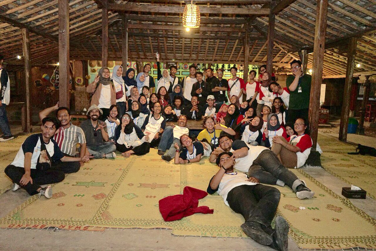 Taraaa.. ini the gengs di belakang layar #contentcreatorfest . Wajah lelah namun bangga... Terima kasih semuaaaaa... :*

Aaakkk.. ada mimin di situuu \o/