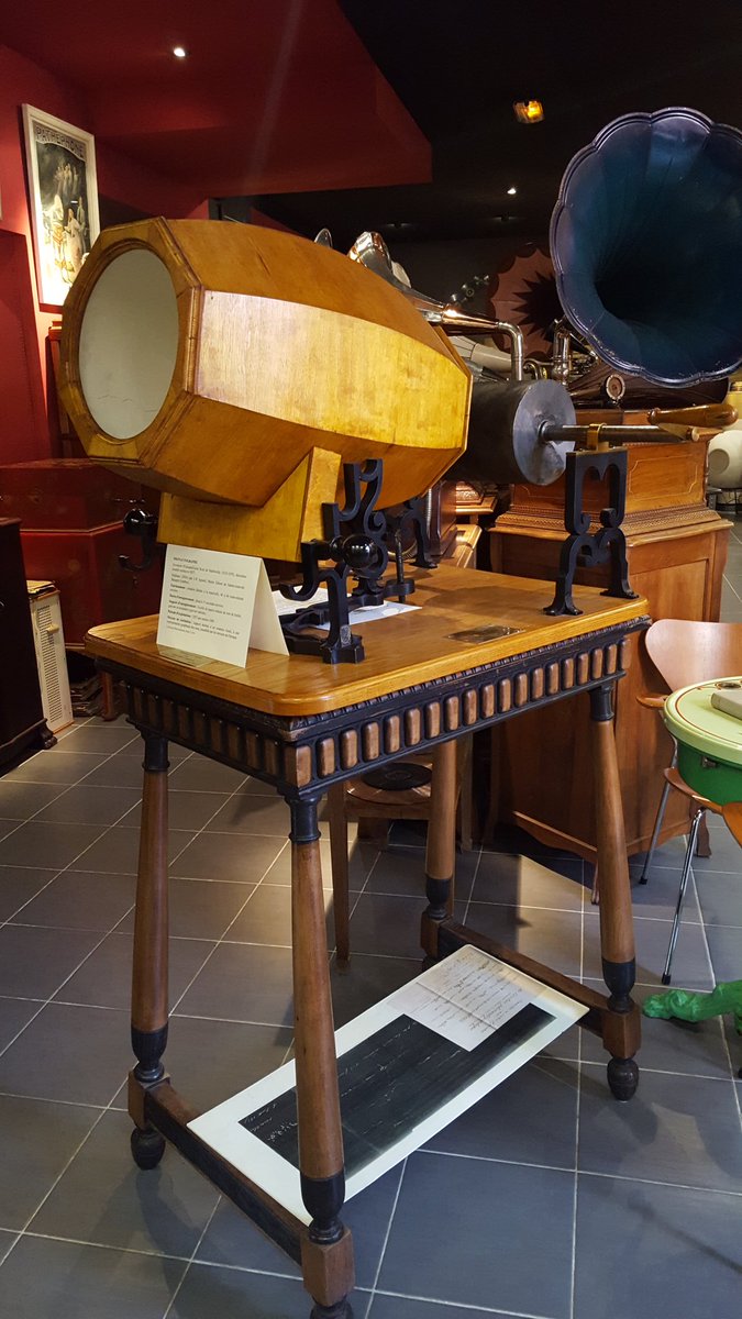 #LeSaviezVous Il existe à <a href="/Paris/">Paris</a> un musée de l'#histoire du son enregistré avec une multitude d'appareils en état de fonctionnement, le #PHONOmuseum, et un conservateur passionné, Jalal Aro. 
À visiter à la 1ère occasion. Et tendez l'oreille !!! 🔊👂
➡️ phonomuseum.fr