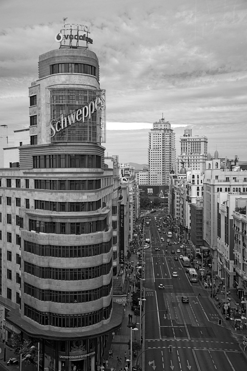 BlogueroDigital's tweet photo. #HotelCapitol / #EdificioCarrion, donde las habitaciones hacen guiños constantes al #cine, celebra 85 años, ideado como espacio multiuso cuando se construyó contenía oficinas, cafeterías, cine y la 1ª refrigeración centralizada de #Madrid
https://t.co/MKnqM6w9Rj
@Vincci_Hoteles https://t.co/yjl7IdqODL