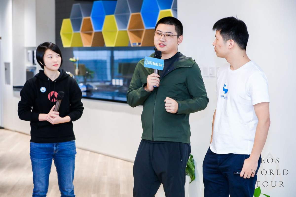 MeetDotOne's tweet photo. Big new! Our founder Goh and @WhaleExchange CEO Charlie jointly announced will provide 100000 free #EOS  accounts for new users. Now there are about 400000 accounts, this number will greatly improve. Please notice our official announcement.@EOS_io @BrendanBlumer @bytemaster7 https://t.co/ffTN8r6Yst