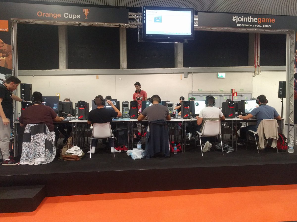 LVPesCSGO's tweet photo. ¡En el escenario de las #OrangeCupsMGW se está disputando la segunda semifinal entre @FekyX_eSports y #VamosAEco! https://t.co/Z8Dak4YRTn