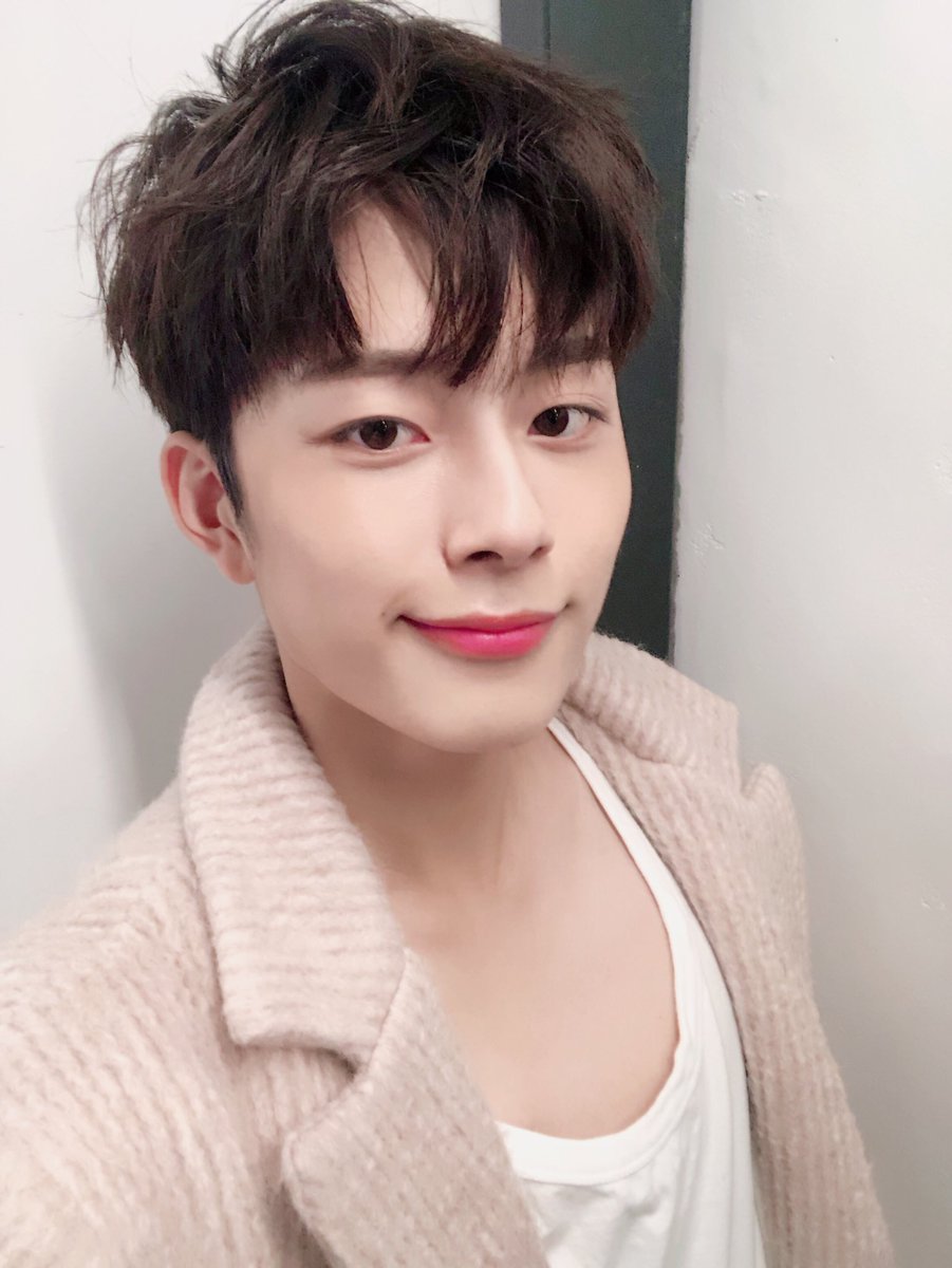CUBE_YOOSEONHO's tweet photo. [#유선호] 보고시푸유 뭐해요????? 저는 집와서 밥먹으려고합니다 심심한 주말 선호보면서 심심함을 한번 달래보시옵소서❤️ https://t.co/FVsUd8J4ut