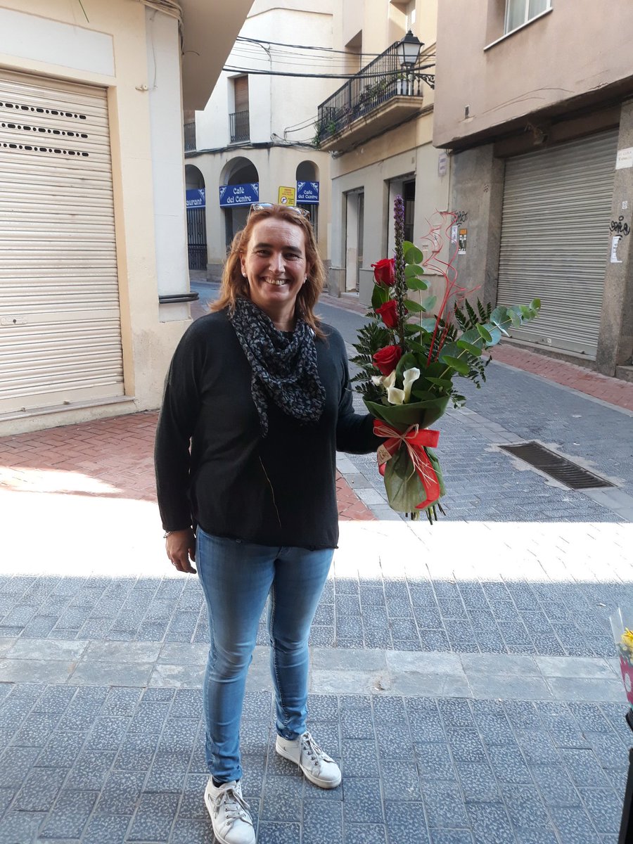 arrels_flors's tweet photo. Feliç diumenge!! Llest un ram per un aniversari. 🌼🌿🥀 Feliz domingo!! Listo un ramo para un aniversario. 🌿🥀🌼
#olesa #OlesadeMontserrat #floristeria #baixllobregat #monistroldemontserrat #ramodeflores #ramdeflors #ramoderosas #ramderoses #flors #flores #totsants #ramonovia https://t.co/8EqWjwmGlu