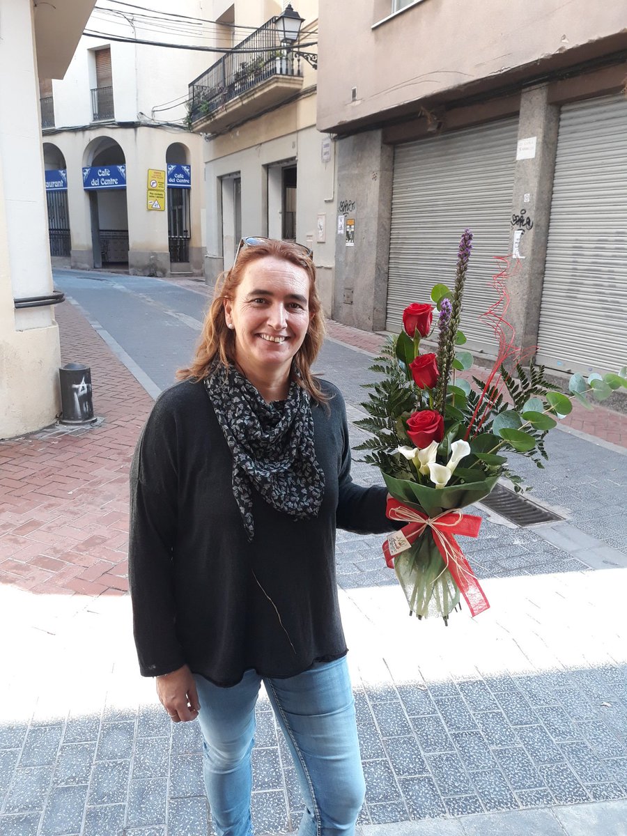 arrels_flors's tweet photo. Feliç diumenge!! Llest un ram per un aniversari. 🌼🌿🥀 Feliz domingo!! Listo un ramo para un aniversario. 🌿🥀🌼
#olesa #OlesadeMontserrat #floristeria #baixllobregat #monistroldemontserrat #ramodeflores #ramdeflors #ramoderosas #ramderoses #flors #flores #totsants #ramonovia https://t.co/8EqWjwmGlu