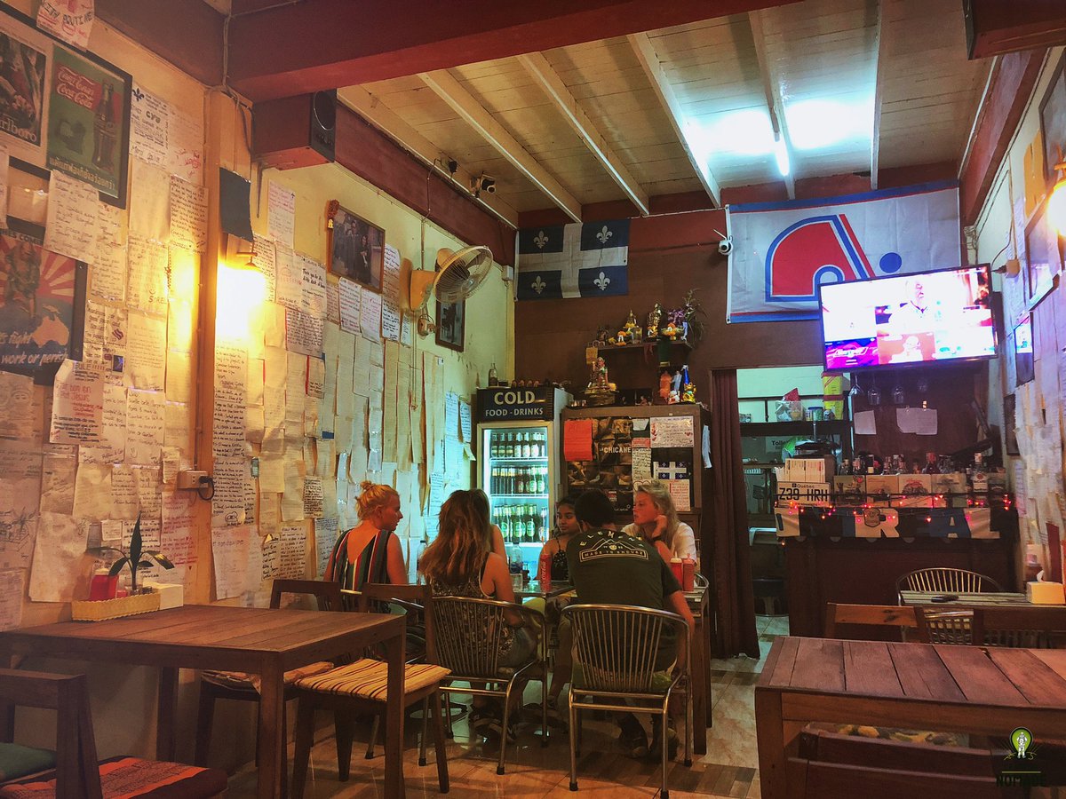leprofnomade's tweet photo. Une bonne poutine au restaurant de #brunoblanchet, le #bangkokpoutine ! Il y a même l’écharpe de #IMFC ! 🔵⚪️⚫️ https://t.co/WfhSnrLNe0