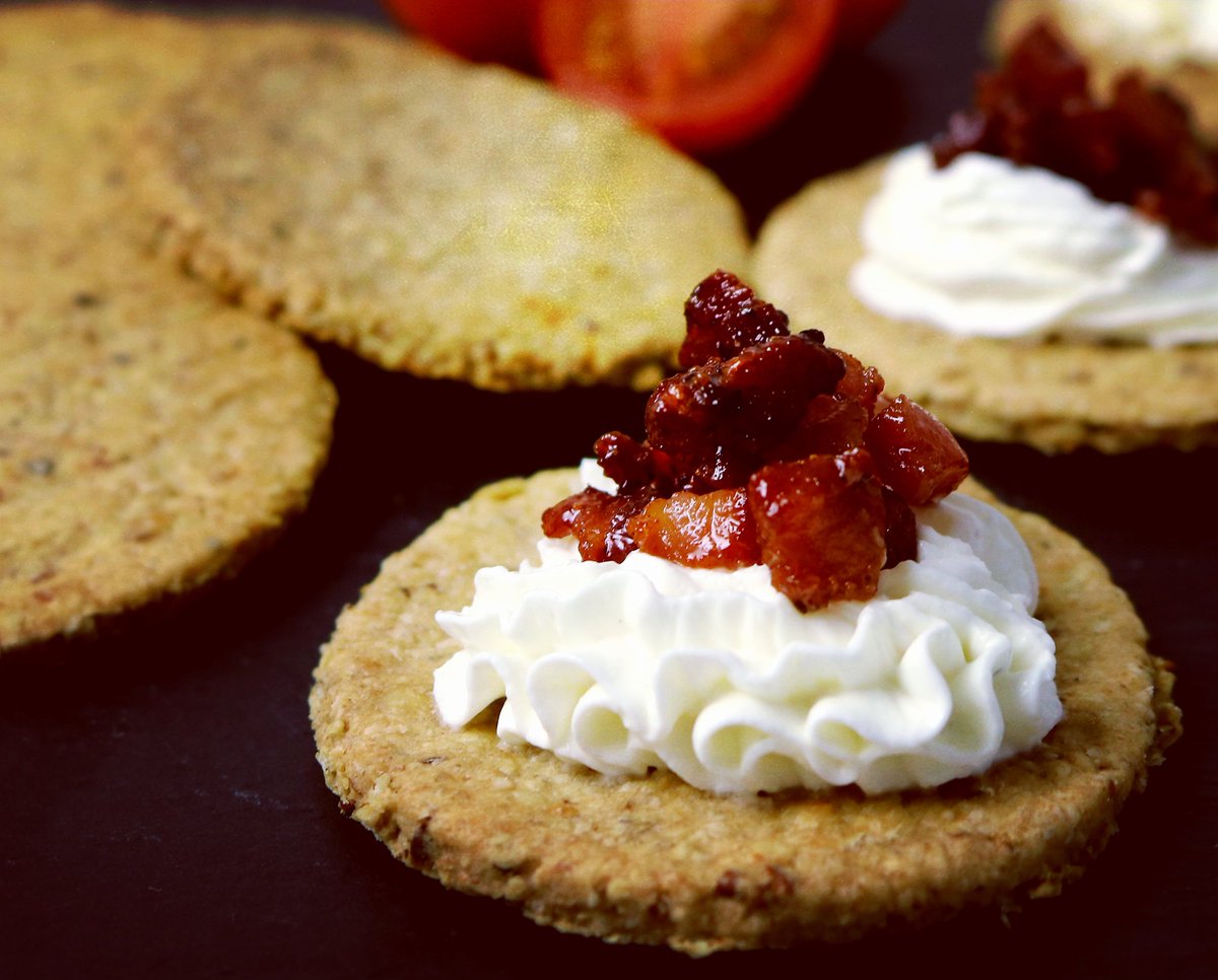 Muntonsmaltchef's tweet photo. Be it a #snack #canape or #lunch making #oatcakes with #nuttimalt and #maltextract gives extra #flavour to make them the perfect flavour platform for any #toppings. Here I have #whippedgoatscheese and #candiedpancetta https://t.co/FX7yXlmGzZ