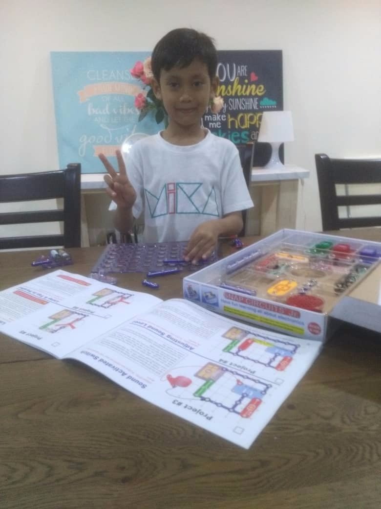 project_mika's tweet photo. #projectmika | 7yr old Mika Learn &amp; Play Electronics with #SnapCircuits

#projectmika2018
#IoT
#mikalearnplay
#electronics
#mydigitalmaker
#mdec

https://t.co/yyJiqkyirL

@mymdec @mazlan_abbas @zahlanZ @budakserting @lizasahar76 @hizamkadir @hudaaaazam @PInvent2 @SnapCircuits https://t.co/8dseZCGY4w