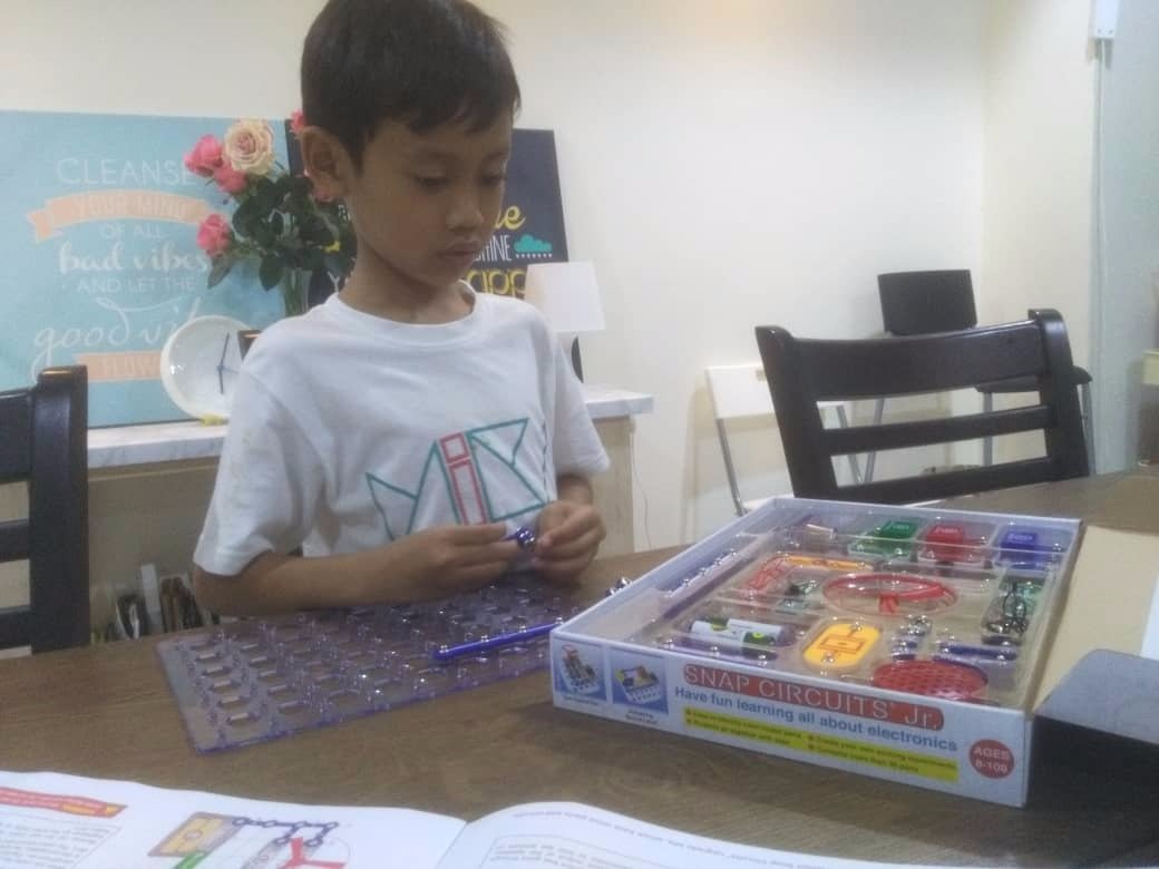 project_mika's tweet photo. #projectmika | 7yr old Mika Learn &amp; Play Electronics with #SnapCircuits

#projectmika2018
#IoT
#mikalearnplay
#electronics
#mydigitalmaker
#mdec

https://t.co/yyJiqkyirL

@mymdec @mazlan_abbas @zahlanZ @budakserting @lizasahar76 @hizamkadir @hudaaaazam @PInvent2 @SnapCircuits https://t.co/8dseZCGY4w