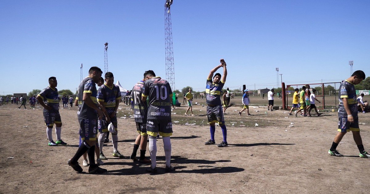 clarincom's tweet photo. Mundial de Potrero: a jugar por el 'mango' y por el honor del barrio https://t.co/MRXo0GVqeN https://t.co/wuMSLwQjvr