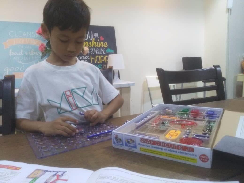 project_mika's tweet photo. #projectmika | 7yr old Mika Learn &amp; Play Electronics with #SnapCircuits

#projectmika2018
#IoT
#mikalearnplay
#electronics
#mydigitalmaker
#mdec

https://t.co/yyJiqkyirL

@mymdec @mazlan_abbas @zahlanZ @budakserting @lizasahar76 @hizamkadir @hudaaaazam @PInvent2 @SnapCircuits https://t.co/8dseZCGY4w