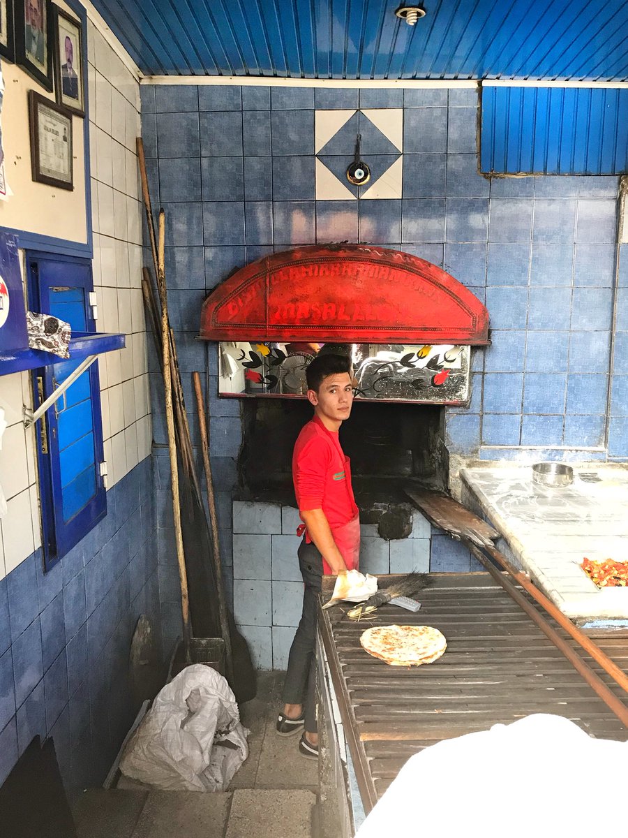SimonaPasquino5's tweet photo. In questo forno nella città vecchia di #Kahramanmaraş nascono pide e lahmacun,la pizza turca.Un sottile impasto cotto nel forno a legna e ricoperto da un leggero strato di pomodoro,carne macinata fine di agnello o manzo,cipolle e spezie varie servito caldo.Buona domenica a tutti https://t.co/bDn5fPrheU