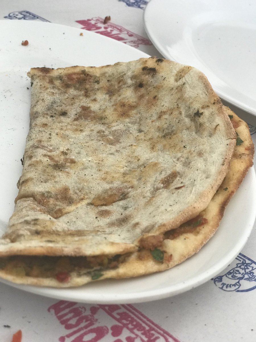 In questo forno nella città vecchia di #Kahramanmaraş nascono pide e lahmacun,la pizza turca.Un sottile impasto cotto nel forno a legna e ricoperto da un leggero strato di pomodoro,carne macinata fine di agnello o manzo,cipolle e spezie varie servito caldo.Buona domenica a tutti