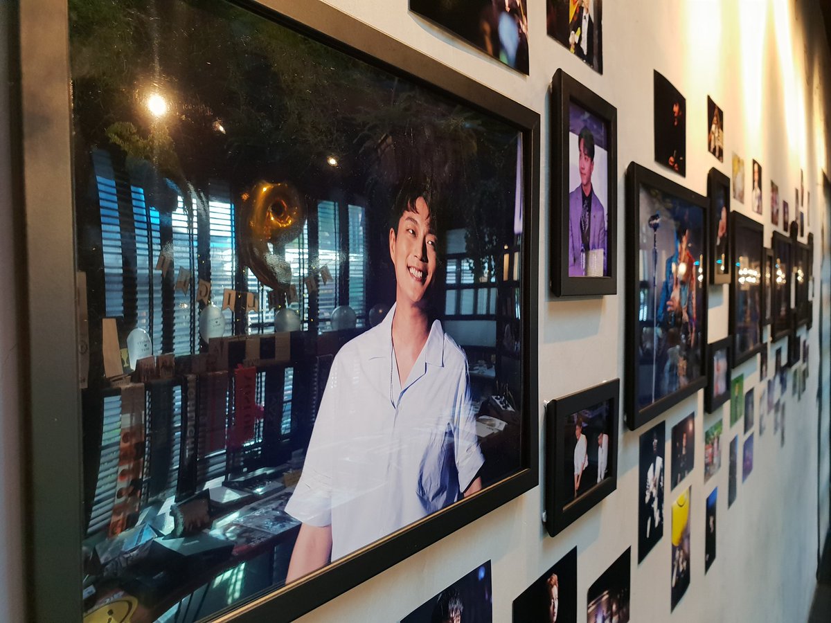 jozphine28's tweet photo. Love the reflection at Doojoon's individual photo 😍 We're about to end the mini gallery soon ㅠㅠㅠㅠ I'm gonna miss this space 😭
#MYHiLI9HT #ThePastInThePresent https://t.co/sKSjgmk36K