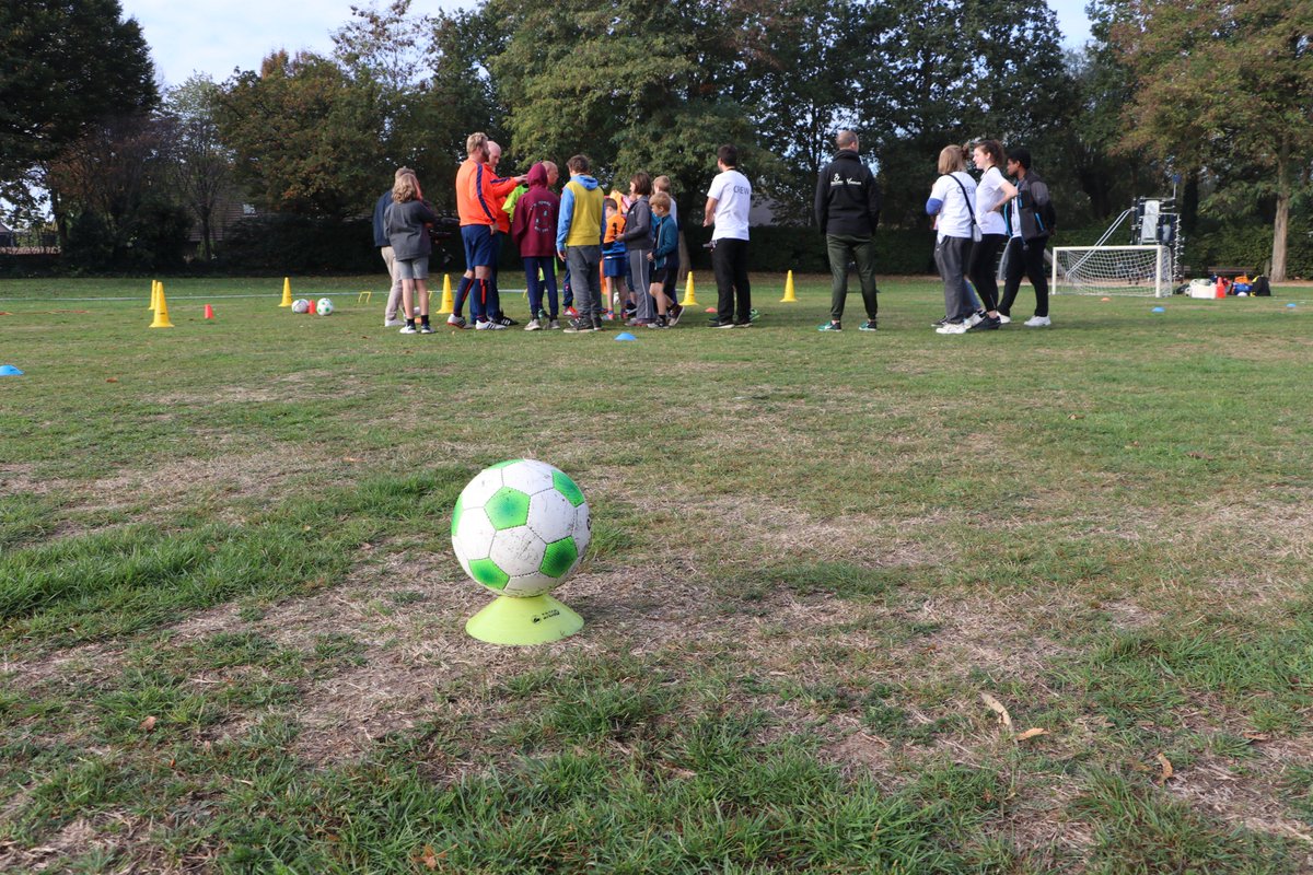 ParanteePsylos's tweet photo. Bijna 50 kinderen zijn bezig aan hun Jeugdsportfeest: een 100% kindvriendelijke sportdag op maat van sportievelingen met een beperking.♿⚽ 🥋Veel plezier iedereen! #sportersbelevenmeer @Stadgent Sport https://t.co/p8KIXhC3Bf