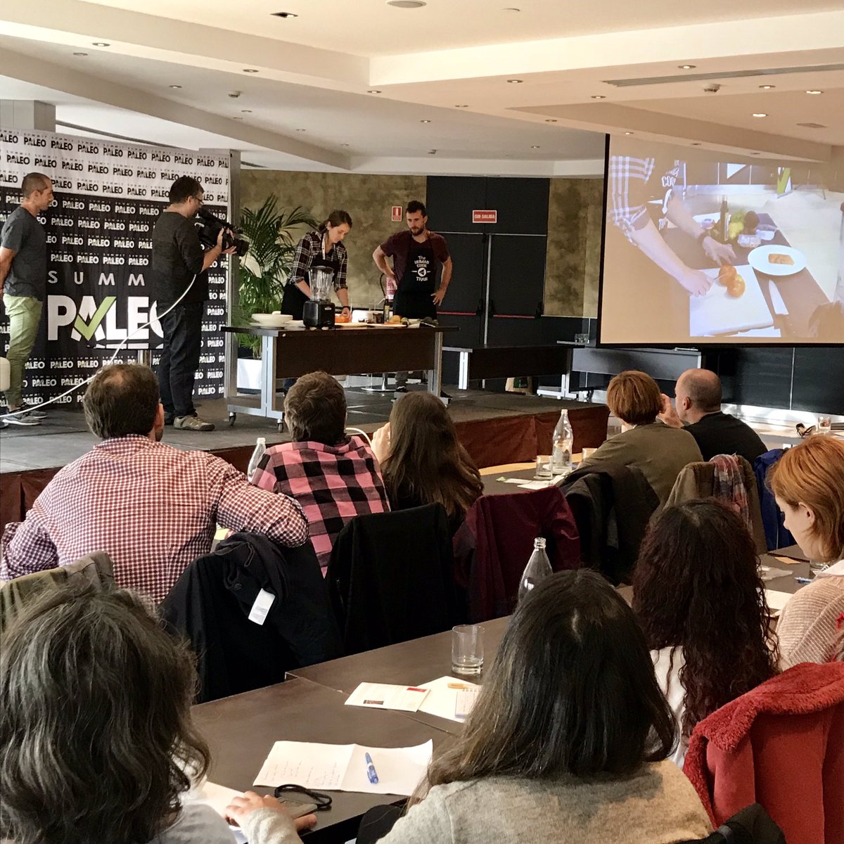 SummitPaleo's tweet photo. ¡Último showcooking de #summitpaleo2018! @airampaleo pone a prueba a @paleomoderna y @Fer_elEspi para mostrar que la cocina puede y debe ser también espontánea: prueba superada con nota. ¡Gracias @Asierurbina por sumarte! https://t.co/PWwTwtLWQp