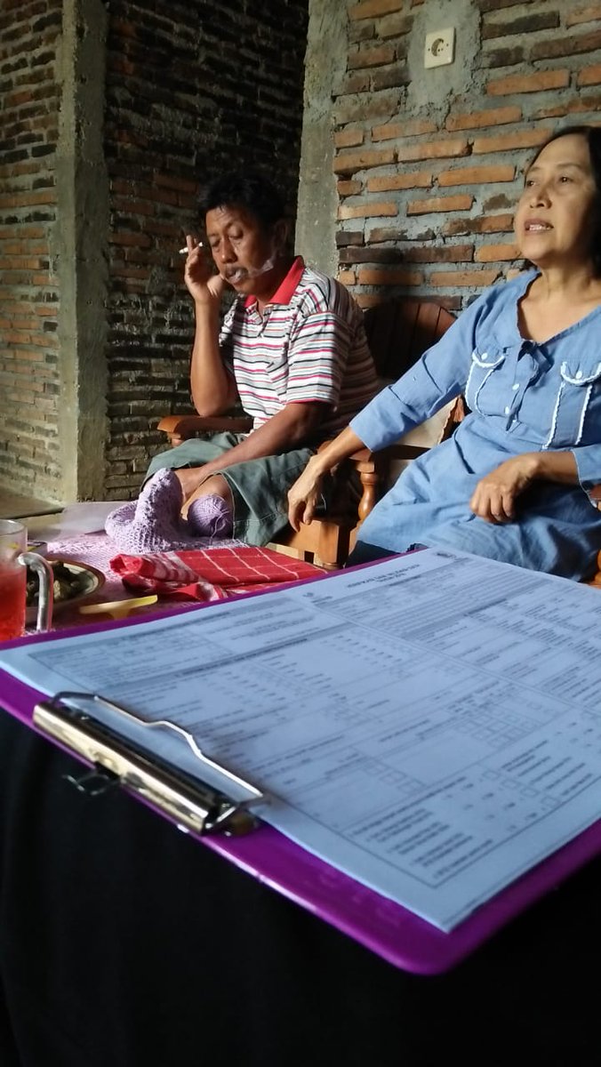 desawaru's tweet photo. Petugas Verval Mengunjungi Rumah Warga Guna Pemutakhiran Basis Data Terpadu #DesaWaru #BersamaKitaBisa https://t.co/47RqNZW8Yy https://t.co/heTGDVS9t9