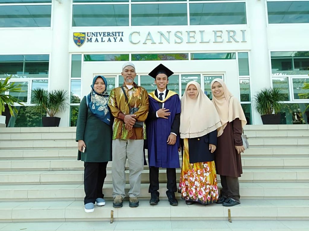 afiqhaj's tweet photo. Thanks semua yg dtg. Way to go afiq! Baru halfway ni. 👨🏻🎓#MScDone #PhD #physicist https://t.co/4iebUVgG3r